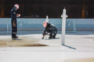 Epoksi zemin kaplama nedir hangi alanlarda kullanılır sorusu, endüstriyel tesislerden ticari alanlara kadar geniş